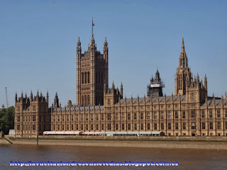 Fachada del Parlamento desde el Westminster Bridge