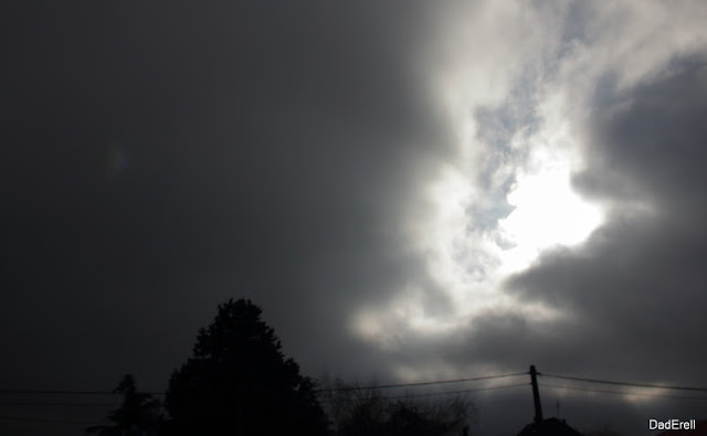 Trouée de lumière dans un ciel de brume d'hiver