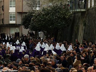 Son muchísimas las personas que se reúnen para poder ver las procesiones en Ferrol