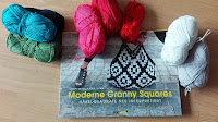 https://buchzeit.blogspot.de/2017/11/moderne-granny-squares-von-virpi.html#more