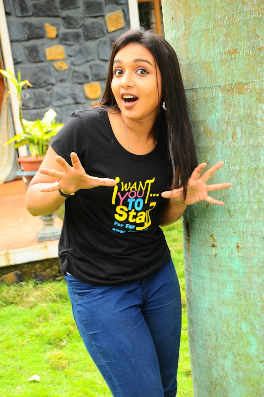 Thulli Vilaiyaadu Heroine Deepthi Cute Photos wallpapers