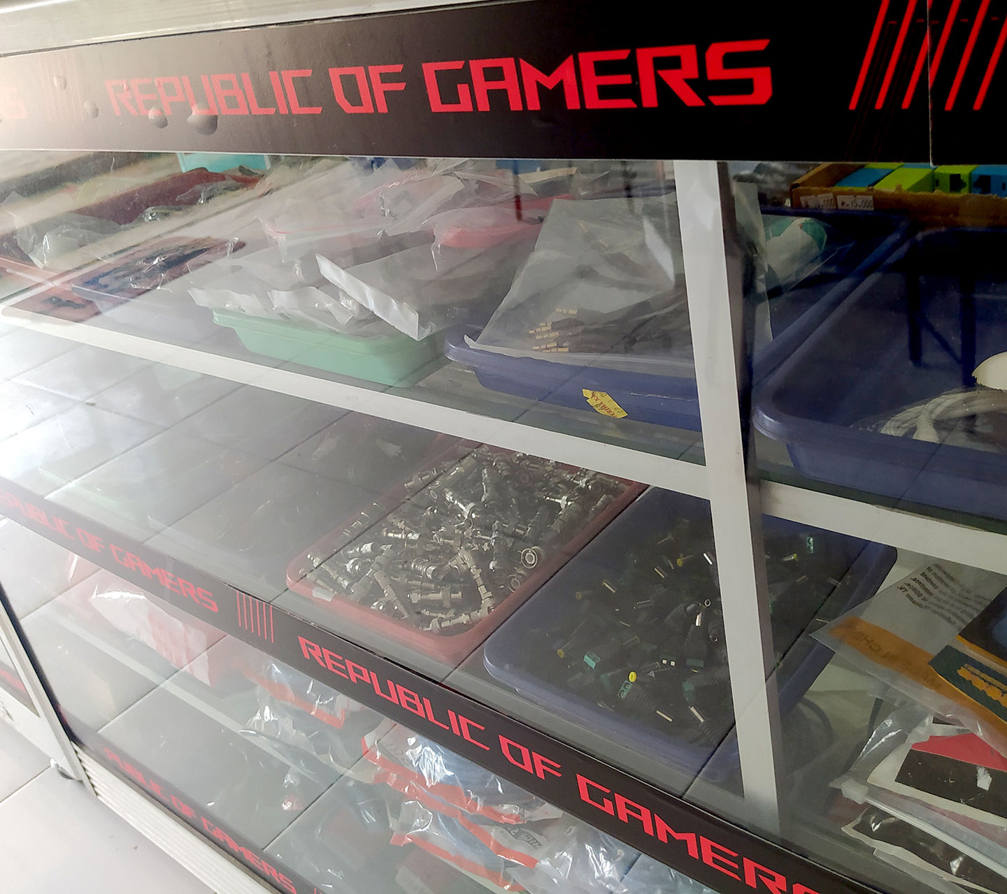 Vans Komputer : Tempat elektronik memperbaiki laptop dan jual beli peralatan komputer di Sanggau