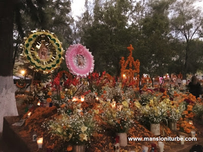 Panteones de Tzintzuntzan, en Temporada de Noche de Muertos