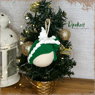 вязаная крючком елочная игрушка зеленый дракон на белом шаре crochet Christmas tree toy green dragon on a white ball