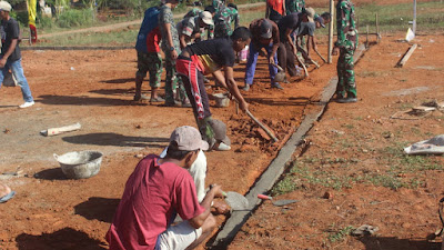 Melalui Karya Bhakti, Babinsa Bersama Masyarakat Saling Bahu-Membahu Membuat Lapangan Volly