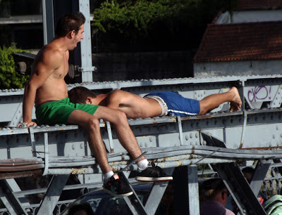 meninos que vão saltar na ponte Luis I no Porto