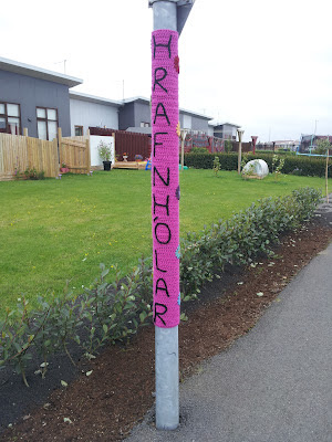 Heklað graff á ljósastaur - götuheiti