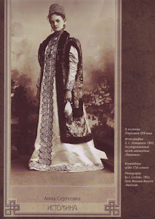 traje-tradicional-ruso-vesitmenta-mujer