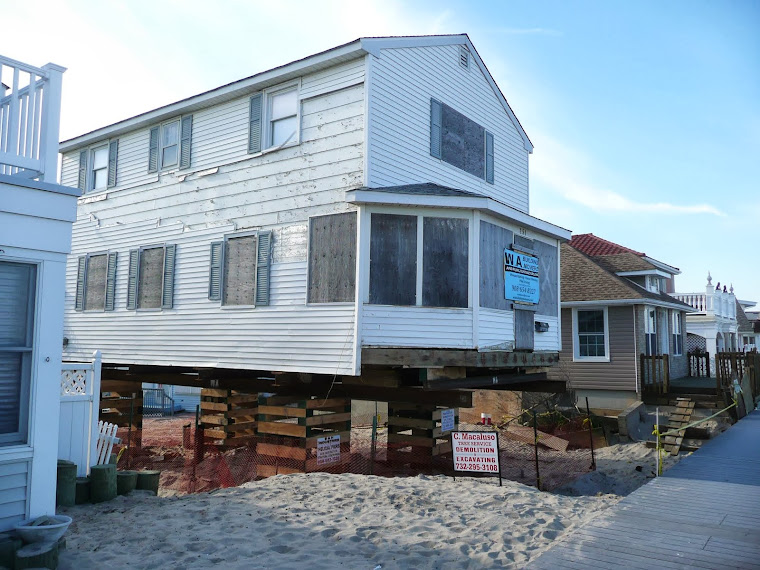 SUR LE BORD DE MER, CETTE MAISON SOULEVÉE, COMME QUELQUES-UNES ENCORE AUJOURD'HUI_______________