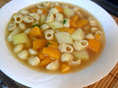 Sopa de pasta con calabaza y patata