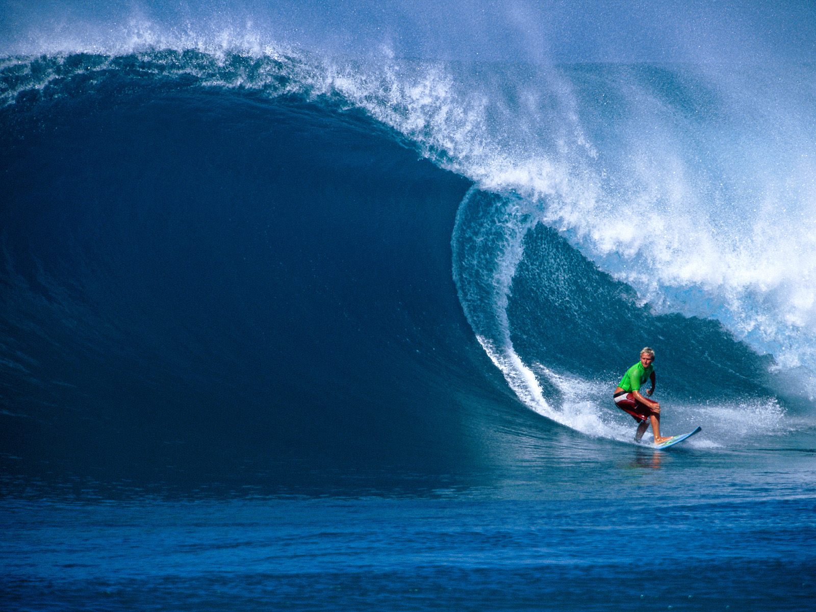 Hawaii Surfing Dangerous Waves New Stylish Wallpaper