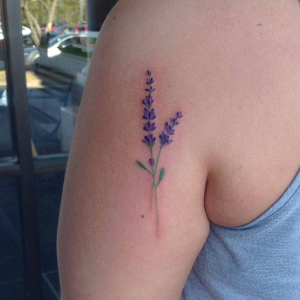 Esta linda lavanda tatuagem