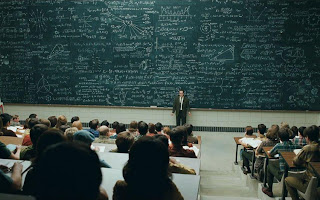 Imagen de un profesor dando clase en una universidad