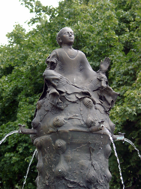 Fontaine Ephésienne, Ephesian fountain by Georges Jeanclos, place de la Bataille-de-Stalingrad, Paris