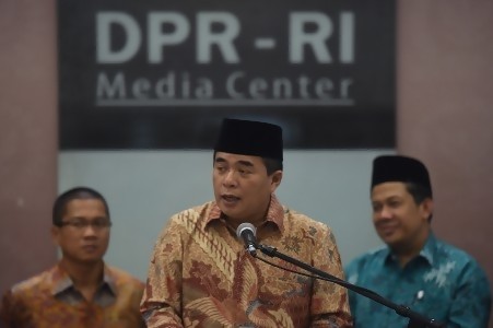 Akom: DPR Sedang Bonyok!