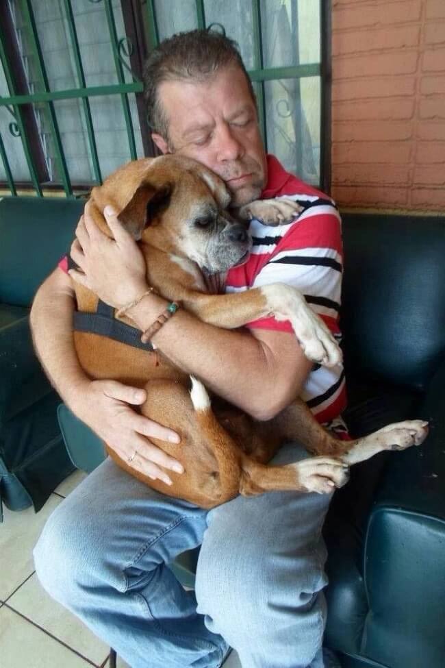 22 Stirring Pictures That Made Even The Toughest Of Us Cry - He had just discovered his lost dog and had been sitting in this same pose for ten minutes.