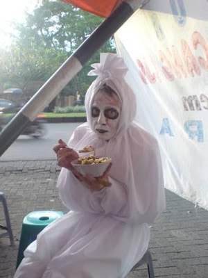 unik lucu aneh: POCONG MAKAN BUBUR