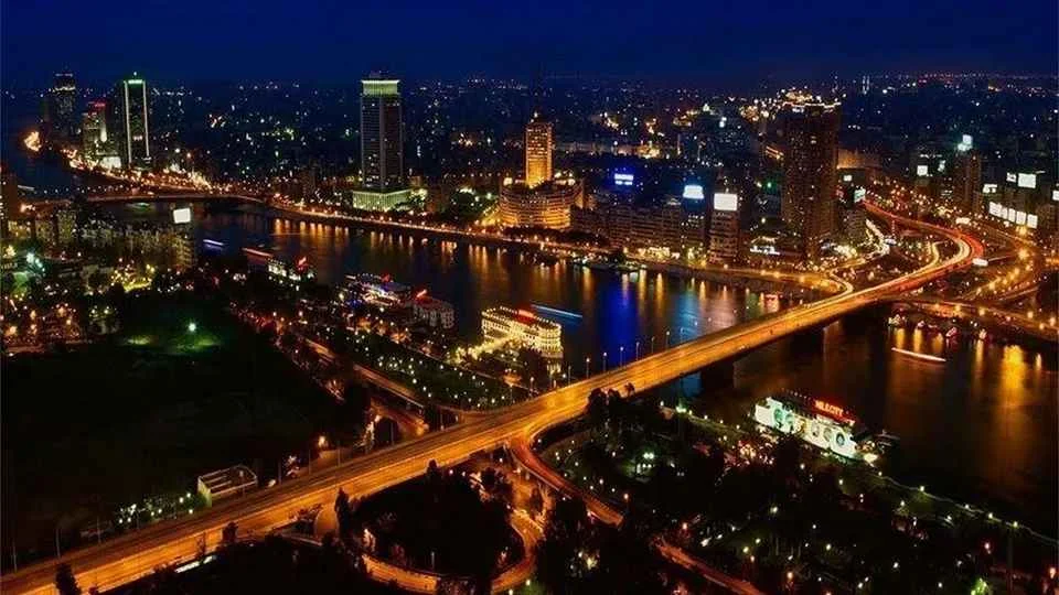 Вид на ночной Каир, берега города соединяет мост через Нил