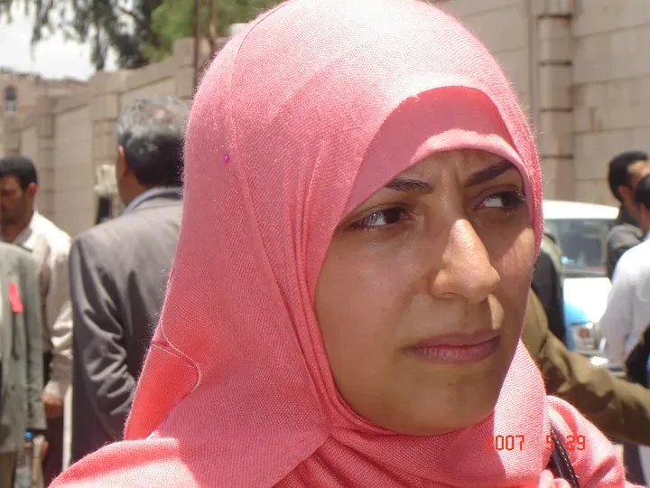 ساطع نور الدين - اليمن ما قبل الاسلام وما بعده، كان تاريخ اليمن حافلا باسماء نساء حكمن ذلك البلد المتهم بسعادة لم يدركها الا نادرا، والمشتبه بانه كان وسيبقى خارج العصر... وخارج الكوكب الذي تعيش فيها لجنة نوبل للسلام بسجلها المثير للجدل حول العلاقة مع الهويات والثقافات الاخرى. ِهذه المرة يبدو اللقاء بين اليمن وبين ذلك المحفل النروجي الذي غالبا ما كرّم المنشقّين عن مجتمعاتهم وبلدانهم، وكأنه تصويب يمني لمسار طويل، وتصحيح لخطأ قديم من قبل لجنة نوبل للسلام في التعامل مع الاخر، او حتى في التعاطي مع الجائزة نفسها التي سبق ان امتهنت بشكل دعائي مثير للسخرية، كما جرى مع الرئيس الاميركي باراك اوباما الذي دهش لفوزه بها في العام 2009 قبل ان يدفئ مقعده في البيت الابيض، او كما حصل مع الايرانية شيرين عبادي التي فازت بالجائزة في العام 2003، عندما كانت ايران تعلن بلسان رئيسها السابق والاصلاحي البارز محمد خاتمي عن برنامجها الطموح حول حوار الحضارات بين الشرق والغرب.  هي من المرات النادرة التي تتسم فيها لجنة نوبل النروجية للسلام بقدر من النزاهة والموضوعية التي تعوض سقطاتها السياسية العديدة السابقة، وان كان اختيارها المناضلة اليمنية توكل كرمان لجائزة هذا العام، يظل مشوبا باكثر من علامة استفهام حول سبب تقسيم الجائزة بينها وبين سيدتين ليبيريتين متميزتين فعلا، لكن نضالهما من اجل انهاء الحرب الاهلية في ليبيريا يبدو تفصيليا او حتى هامشيا، بالمقارنة مع كفاح تلك السيدة اليمنية الجريئة من اجل الحرية والديموقراطية، الذي جعل منها شمعة اضاءت الليل اليمني الطويل وشعلة سبقت الربيع العربي واسهمت في انتشاره من اليمن الى مصر وتونس وليبيا وسوريا والبحرين... فوزها بالجائزة اعاد الى الاذهان شريط الذاكرة عن المرأة اليمنية التي كان يعتقد انها خرجت من التاريخ، واختفت خلف البرقع الاسود، فاذا هي في الشارع تشارك في التظاهرات والاعتصامات وتتمتع بحرية لا تقل عما تتمتع به المرأة المصرية او الليبية او السورية، (وان كان لا يعادل حرية المرأة التونسية الفريدة، والضامنة الفعلية لمدنية الثورة، ولا اسلاميتها في تونس)... واذا هي تقدم نموذجا عصريا استثنائيا في المناضلة التي توكلت على الله وافتتحت التظاهرات في صنعاء فسار خلفها الرجال يرددون هتافاتها وشعاراتها، ونصبت خيمة متواضعة للاعتصام في وسط العاصمة اليمنية سرعان ما تحولت الى مخيم، ثم الى قاعدة للثورة على الرئيس علي عبد الله صالح.  سبق لرجال اليمن البعيد ان ساروا خلف ملكات او اميرات او سيدات فاطميات، استمدين السلطة من الارث او الصدف. لكن توكل كرمان استحقت الجائزة بجدارة وشجاعة نادرة، وبشخصية قيادية متميزة اثارت بعض النكات حول اسلوبها الاستبدادي! تمردها على سلطة العائلة المحافظة ثم على سلطة حركة الاصلاح الاسلامية ثم على سلطة الرئيس صالح واجهزته الاستخباراتية والامنية، استدعى اول اعتراف عالمي بدورها المتقدم في صنع الثورة اليمنية، وبدور المرأة العربية عامة في تفتح زهور الحرية في العالم العربي.