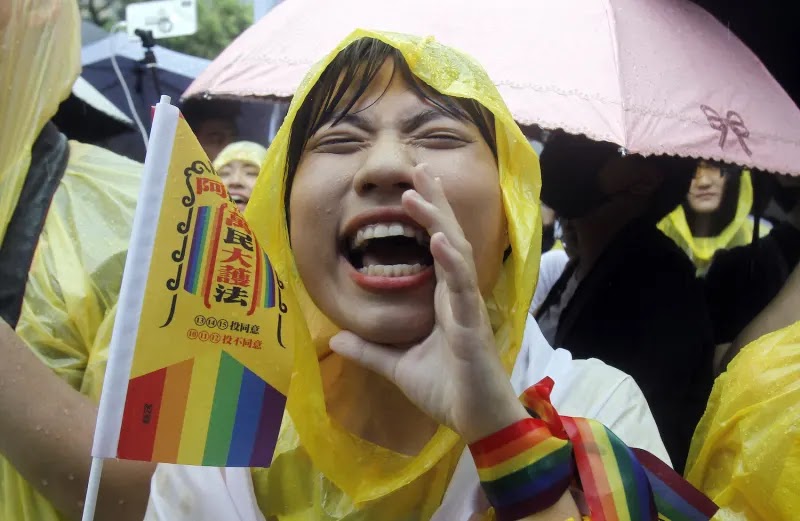 24 Powerful Images From The First Day Of Marriage Equality In Taiwan