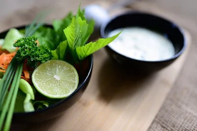 Bandeja-con-plantas-y-una-cacerola-de-infusión