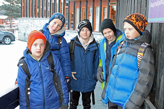 Kjekke karar på bibliotekbesøk. Foto: Sigrun Eide