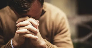 La oración eficaz del justo puede mucho. Hombre orando con las manos en la cabeza