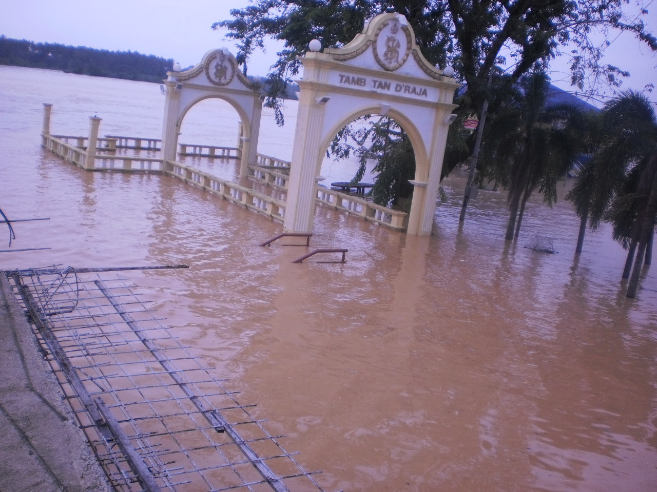 HiKaYaT PuTeRi KeBaYaN: Banjir