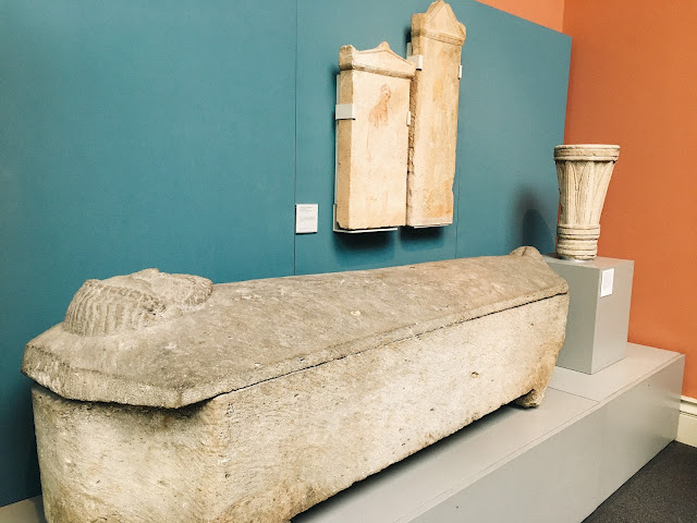 Stone anthropoid sarcophagus depicting a male bearded head on the lid