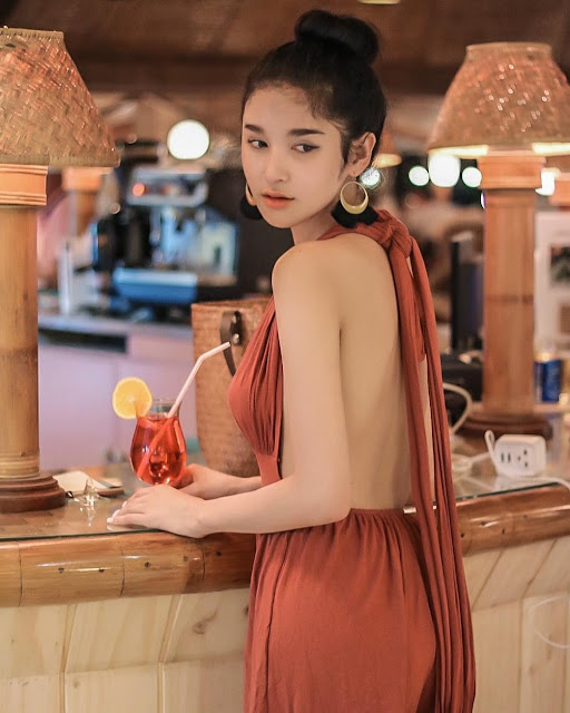 Benz Thipsuda – Most Beautiful Transgender Thailand in Pretty Red Dress