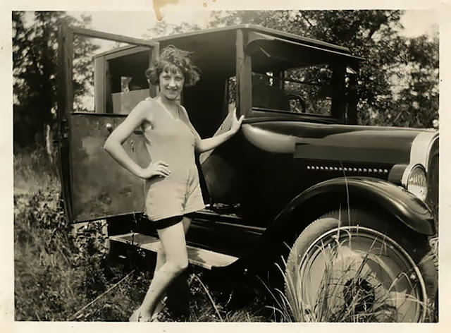 Fotografías de mujeres posando con sus coches en los años 20 y 30