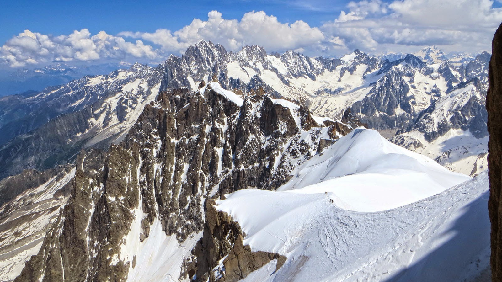 VIDEO Aiguille du Midi le Pas dans le vide une boîte en verre 