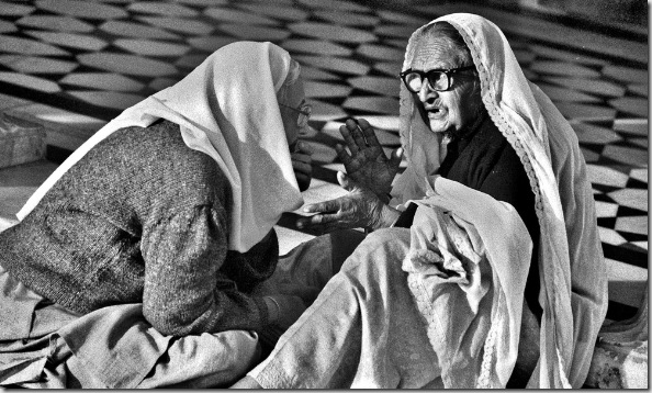 girl's talk! - Golden Temple, Amritsar (Punjab, India)