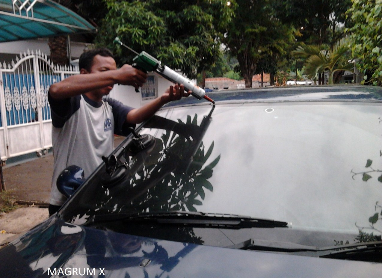 Ganti Kaca Mobil Depan Yang Pecah Ini Caranya MobiLkuOrg