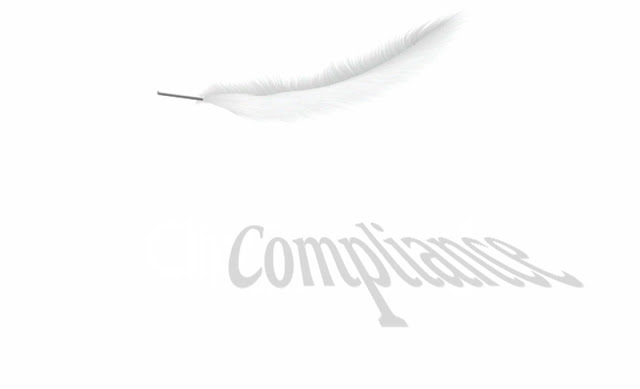 Una pluma cayendo proyecta una sombra con la palabra compliance sobre la parte inferior