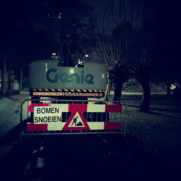 Gemeentehoogwerker met bord 'Bomen snoeien'