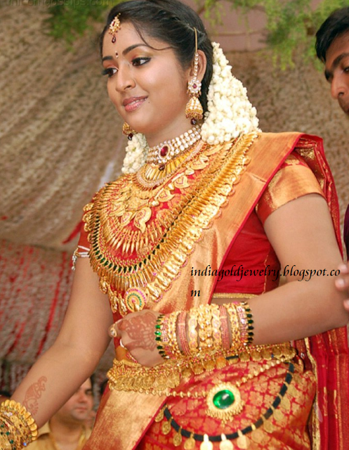 Navya Nair in Kerala Bridal Jewellery at her Wedding