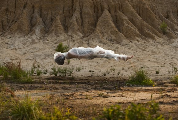 andrew brodhead fotografia pessoas embrulhadas em plástico flutuando natureza