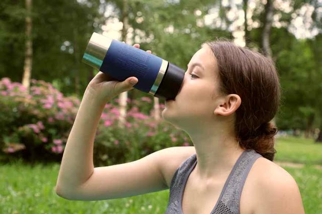 5 ग़लतियां जो आप पानी पीते समय करते हैं | जानिए पानी पीने का सही तरीक़ा क्या है?