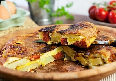 Tortilla de papas con cebolla y chorizo