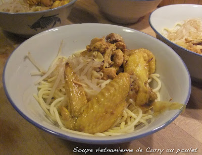 Soupe vietnamienne de curry de poulet jaune - avant l'ajout du bouillon