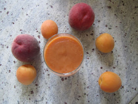 Smoothie abricots pêche dans un verre