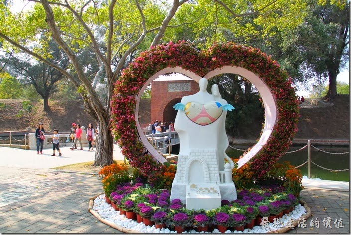 台南-億載金城。億載金城運用景觀植物結合雕像形塑出的「愛在億載」心型造景，則提前預告農曆新年後西洋情人節就將來臨。