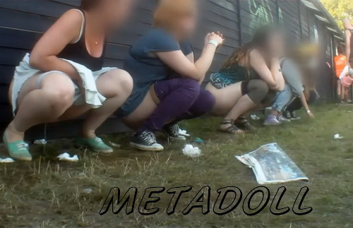 Rock Festival Piss 2014_123 (Public pissing at an outdoor music festival)