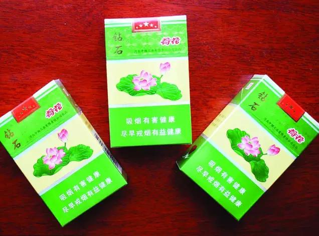 荷花牌香烟是由河北省石家庄卷烟厂出品的一种直立式无过滤嘴香烟，每盒20支。