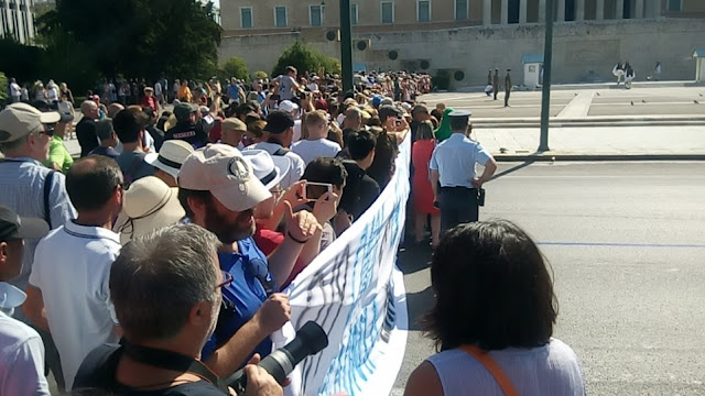 Βίντεο: ΕΘΝΙΚΗ ΥΠΕΡΗΦΑΝΕΙΑ  Οι εύζωνες παρελαύνουν μπροστά σε πανό για τη Μακεδονία