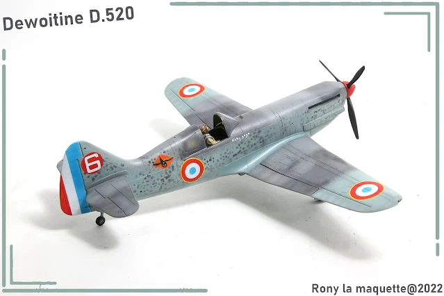 Réalisation de la décoration aux pochoirs du D.520.