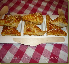 Triangolini di pastasfoglia con mortadella e semi di sesamo (10)