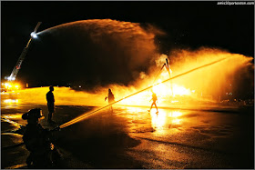 Bomberos en la Hoguera del 4 de Julio en Rockport, Massachusetts