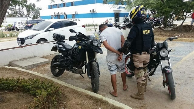 MOTOCICLISTA É PRESO APÓS FUGIR EM ALTA VELOCIDADE DE FISCALIZAÇÃO NA BR 104